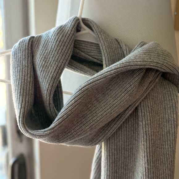 Cuyana Gray Ribbed Scarf - Picture 6 of 9